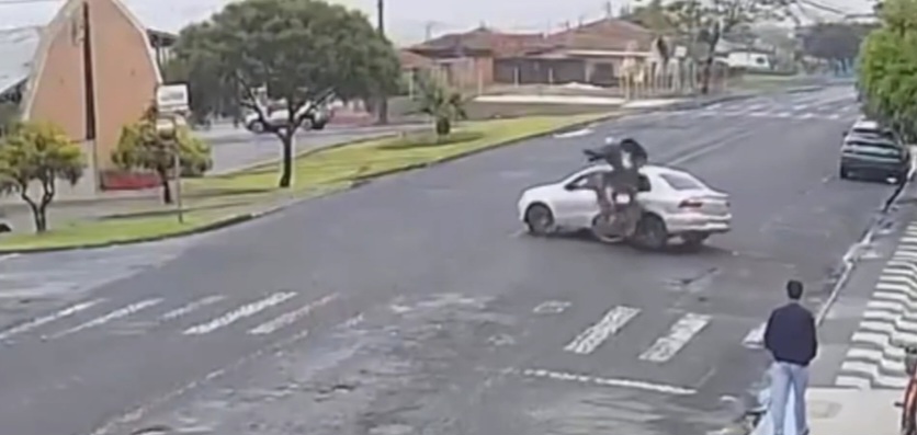 Vídeo mostra acidente entre motociclista e veículo em Carambeí