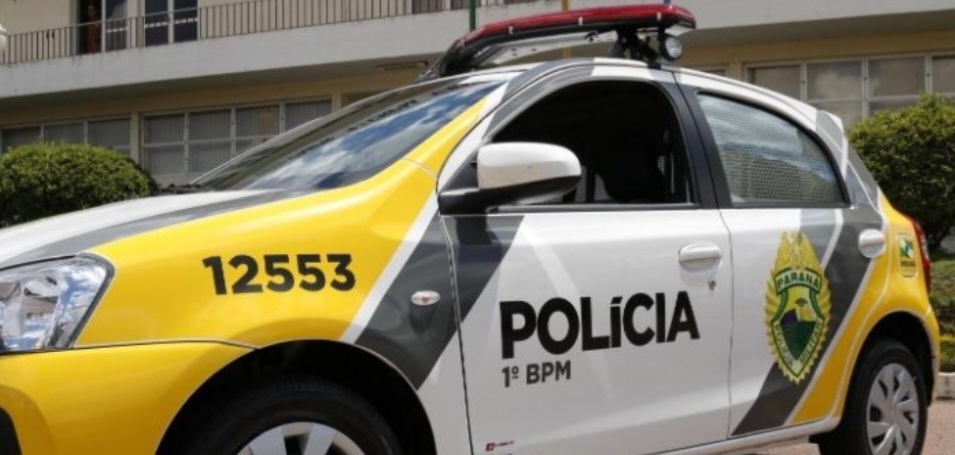 Homem escapa de tiro ao atender chamarem seu apelido na frente de casa em PG