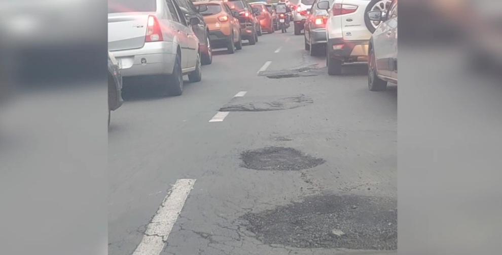 Vídeo: motorista mostra buracos na rua: Catão Monclaro no centro de PG