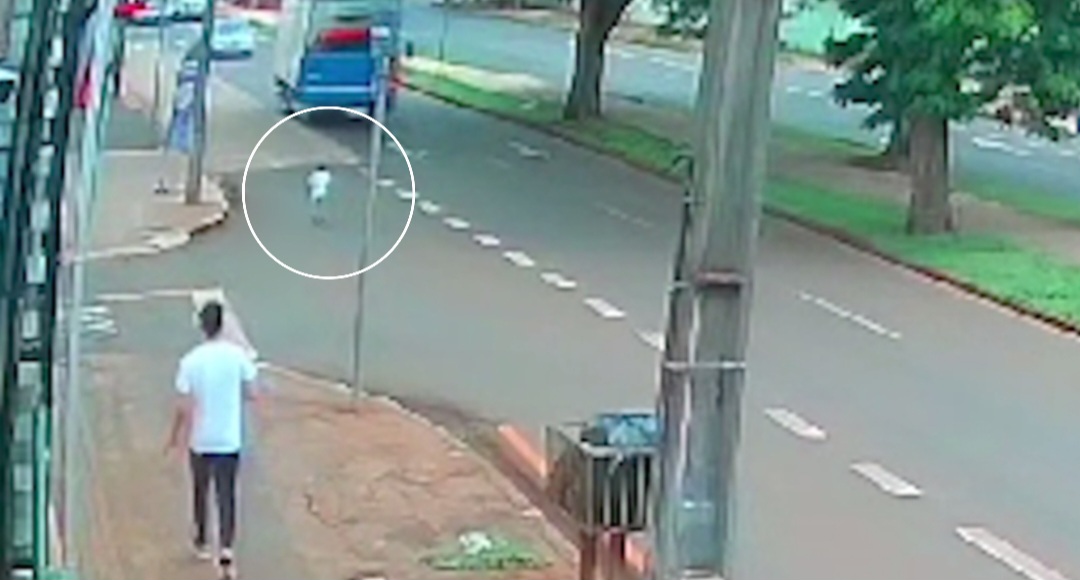 Vídeo: Criança de 2 anos corre em avenida movimentada e é salva por motorista no PR