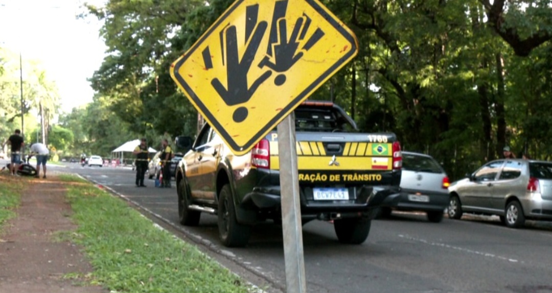 Motociclista tem a perna decepada após bater contra placa de sinalização no PR