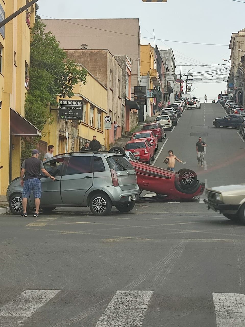 URGENTE: Carro capota e deixa vítima ferida em Ponta Grossa