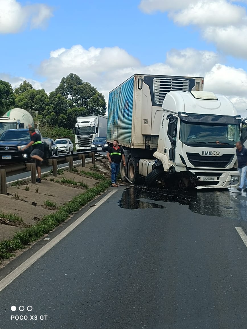 Acidente envolvendo três veículos bloqueia trânsito na BR-376 em Ponta Grossa