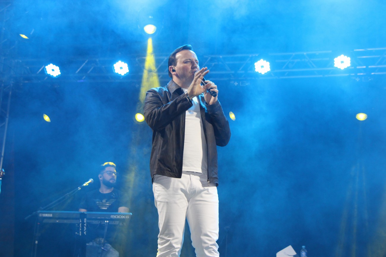 Show com padre Ezequiel abre festividades em Carambeí