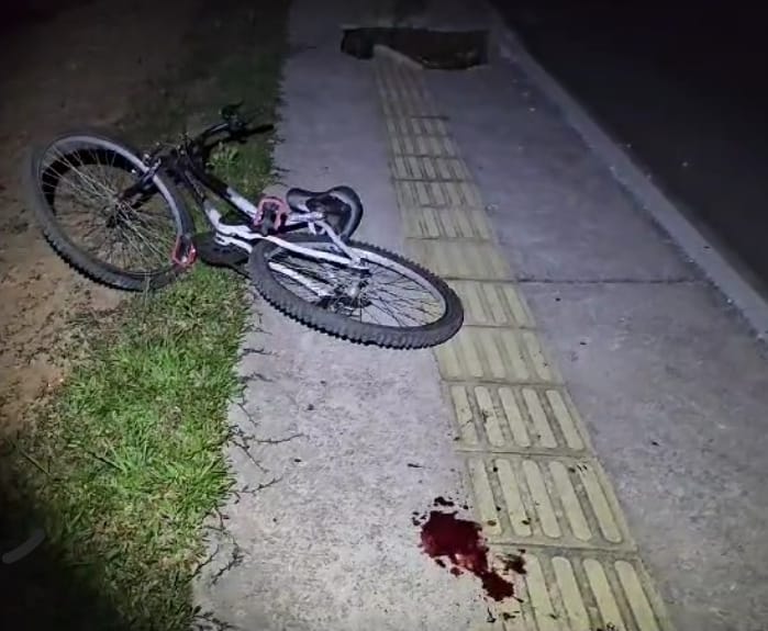 Buraco se abre em calçada e ‘engole’ ciclista em Ponta Grossa