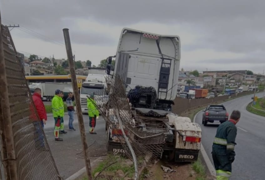 Equipes removem caminhão acidentado na BR-376, em Ponta Grossa