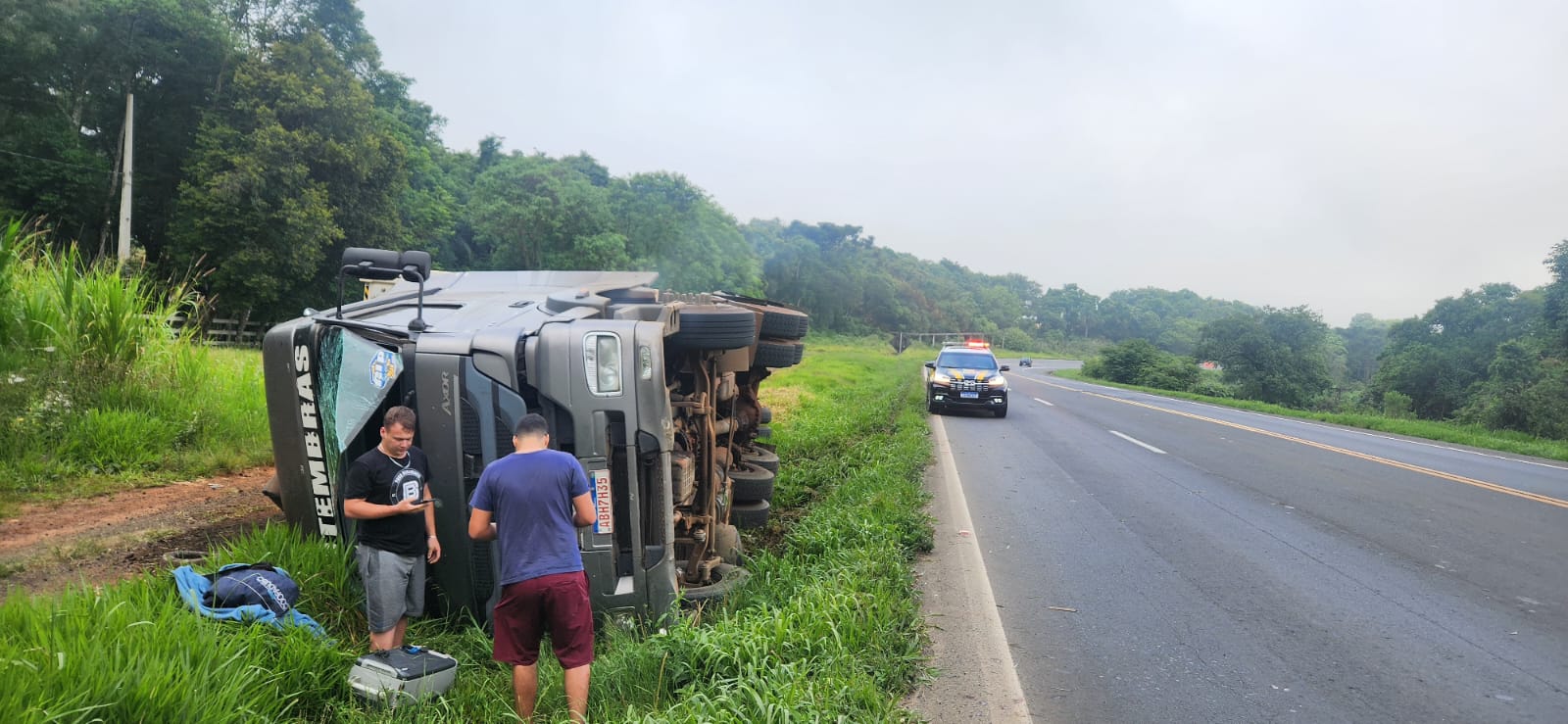 Caminhão tomba e deixa caminhoneiro ferido em Ponta Grossa