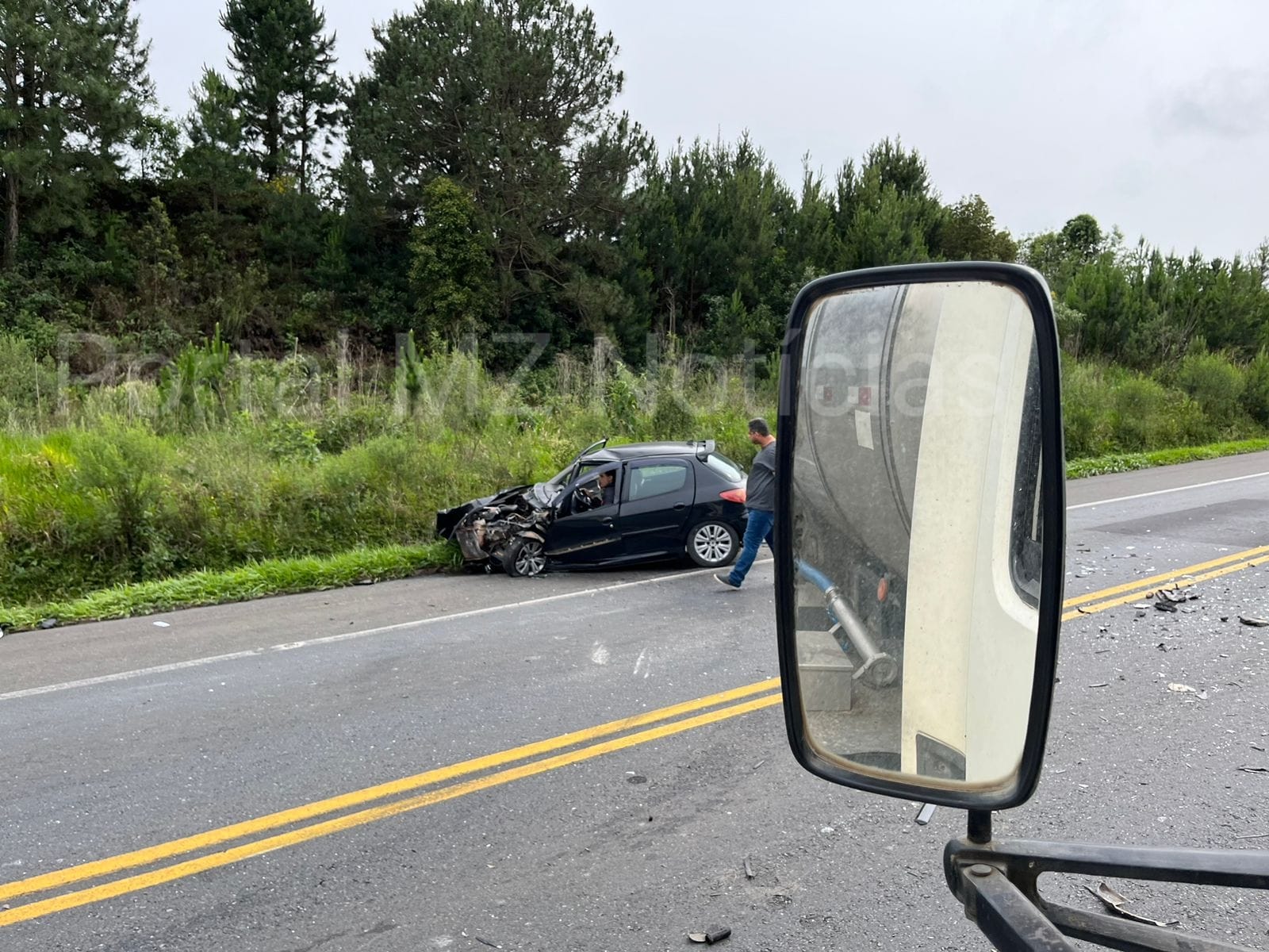 Acidente entre carro e caminhão deixa vítima presa às ferragens na BR-277