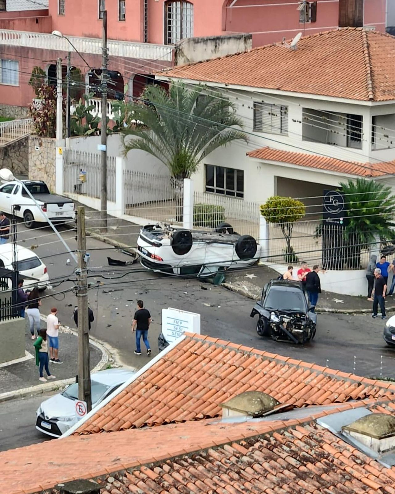 Carro de luxo capota após colisão em Ponta Grossa