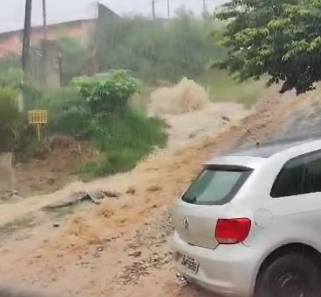 Vídeo: Enxurrada assusta motoristas em Ponta Grossa