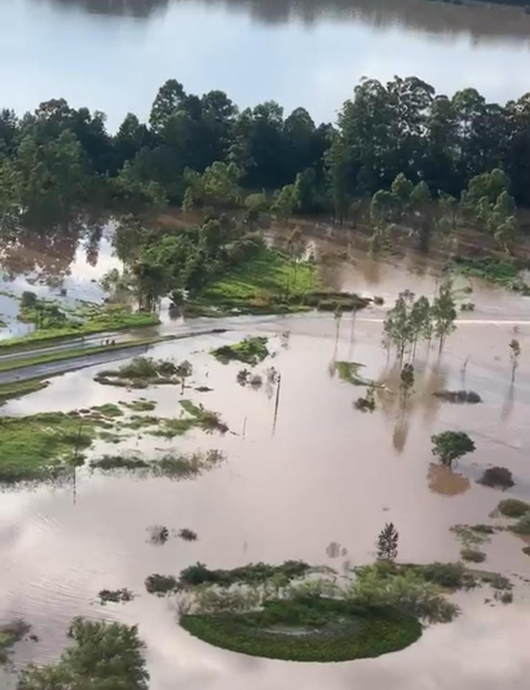 Vídeo: Nível do Rio Tibagi sobe e interdita PR-151, em Ponta Grossa