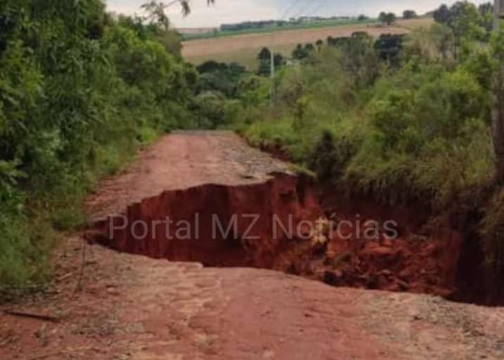 Cratera se abre em estrada rural de Ponta Grossa