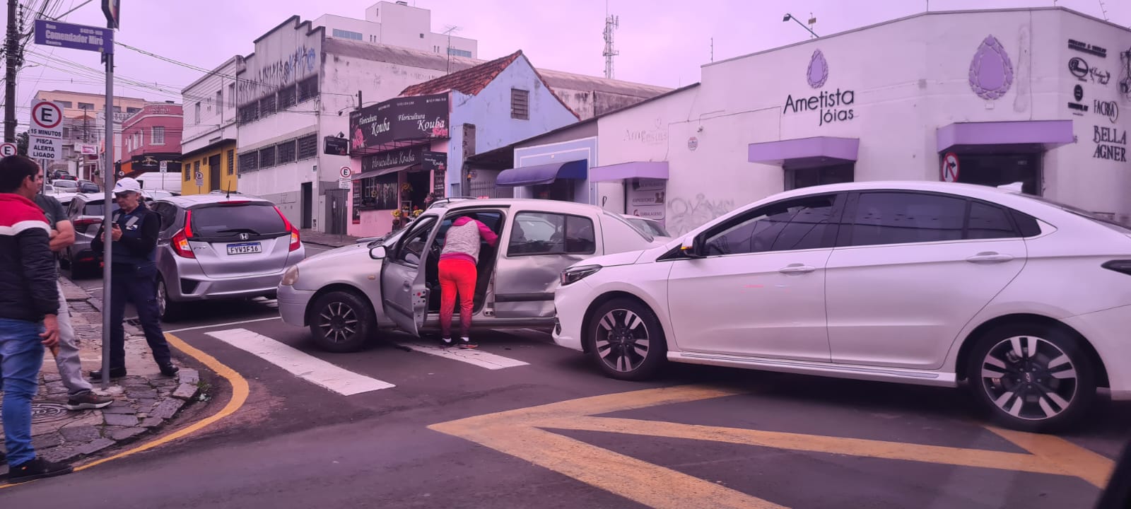 Colisão entre dois carros no Centro de PG faz 5 vítimas; entre elas, uma criança