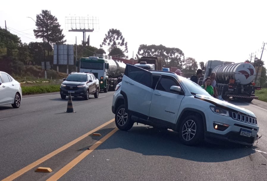 Acidente entre carro e caminhão mata uma pessoa e deixa 2 feridas em PG