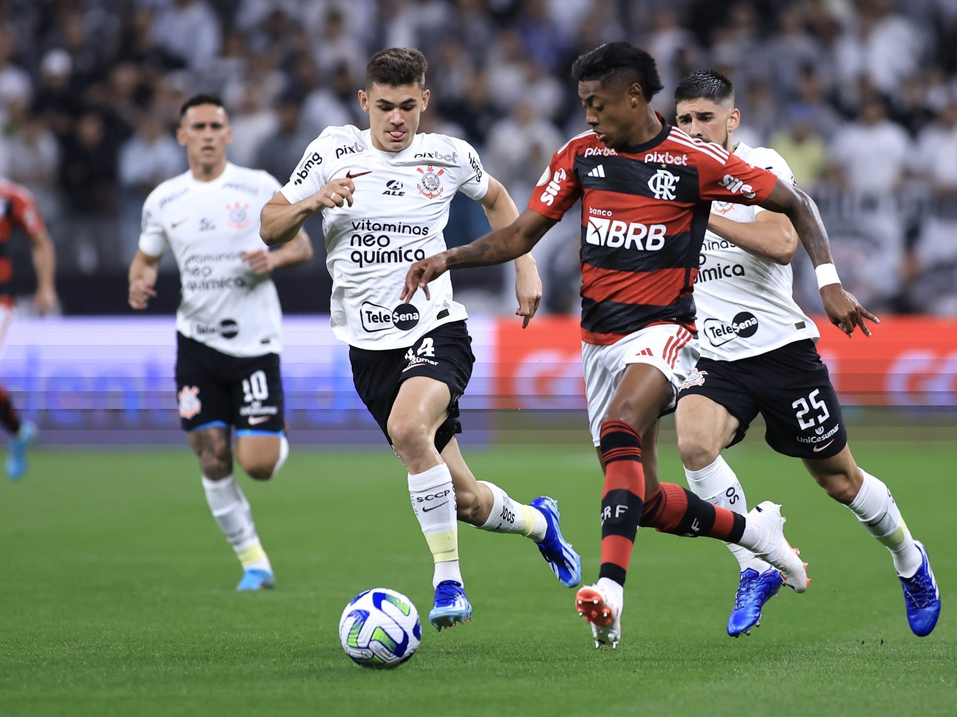 Flamengo faz golaço, Corinthians se salva, mas empate é ruim para os dois