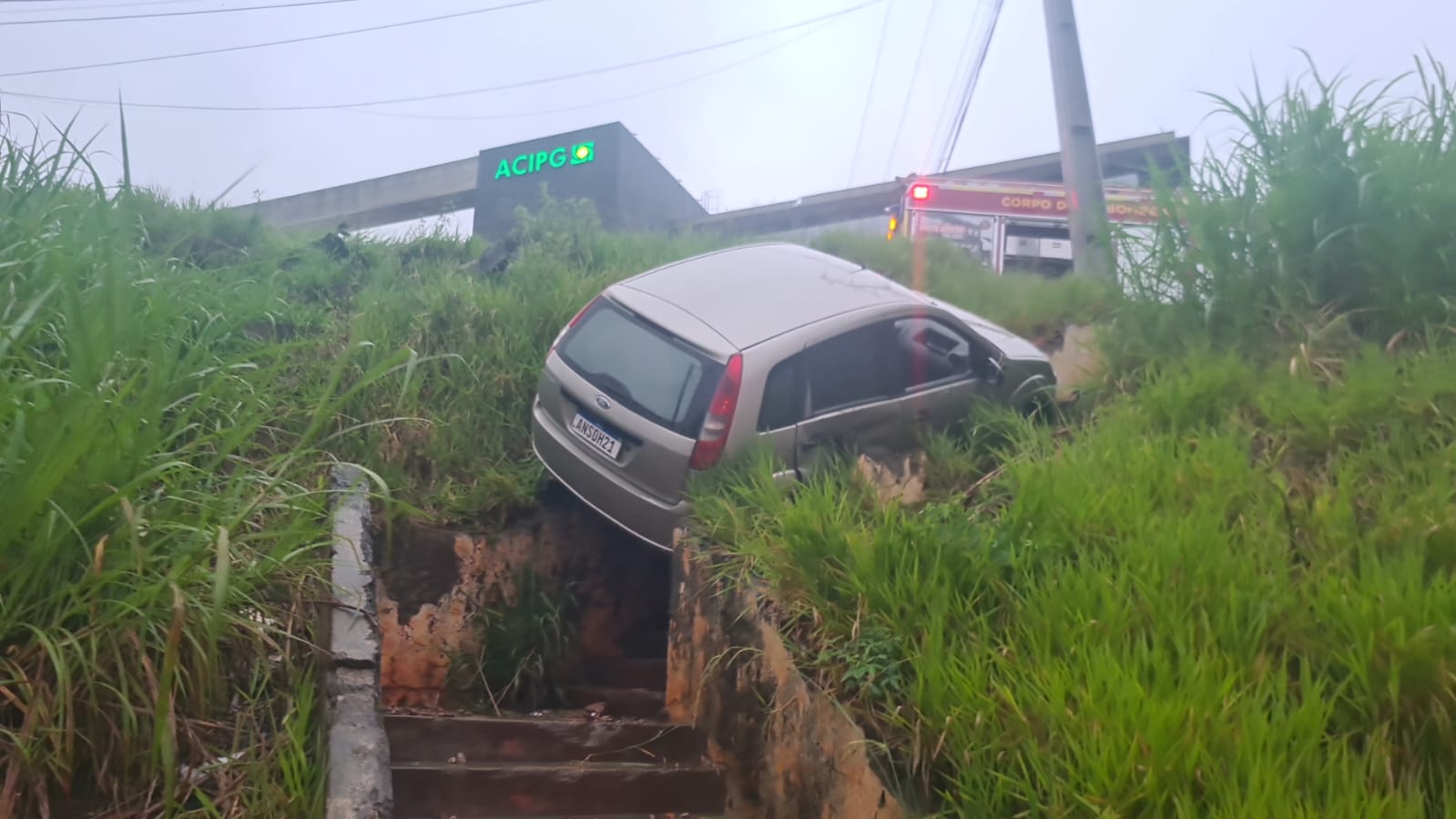 Motorista perde controle e carro vai parar em escadaria na Ronda