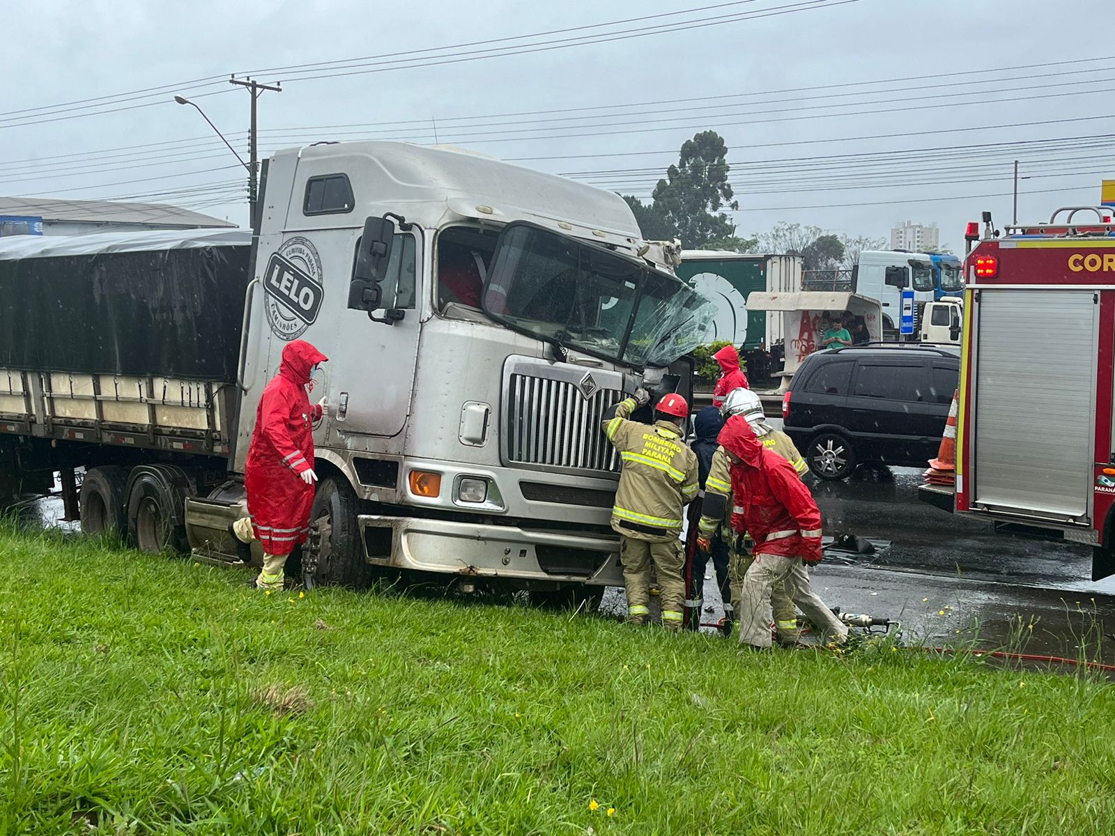 Homem fica preso nas ferragens após colisão entre caminhões no Boa Vista