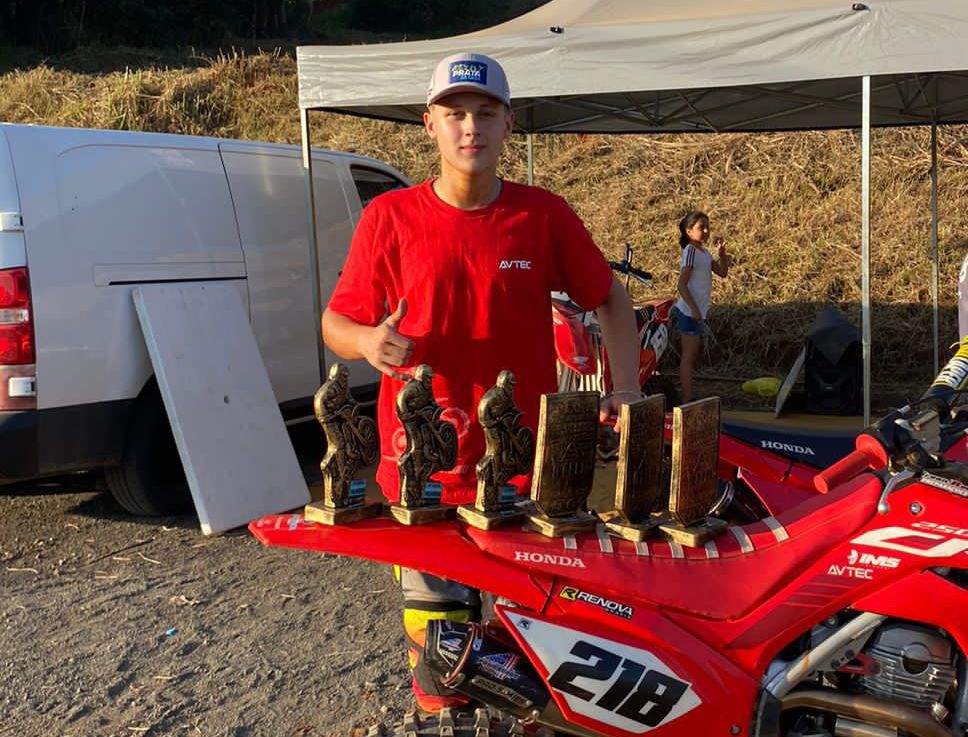 Piloto de Ponta Grossa conquista vitórias em campeonato de velocross