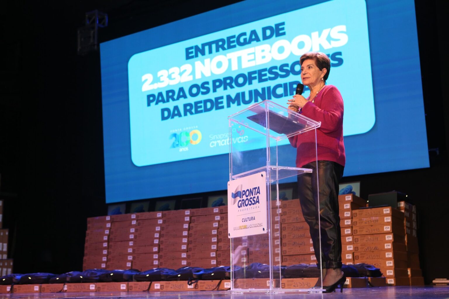 Prefeita Elizabeth entrega notebooks para 2.332 professores da Rede Municipal