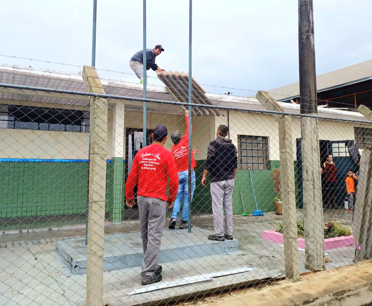 Prefeitura realiza força tarefa para sanar estragos do temporal em escolas