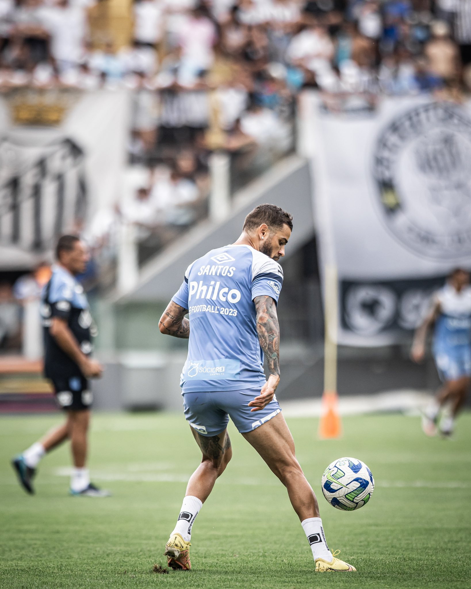 Tentando melhorar na classificação, Santos e Vasco jogam na Vila