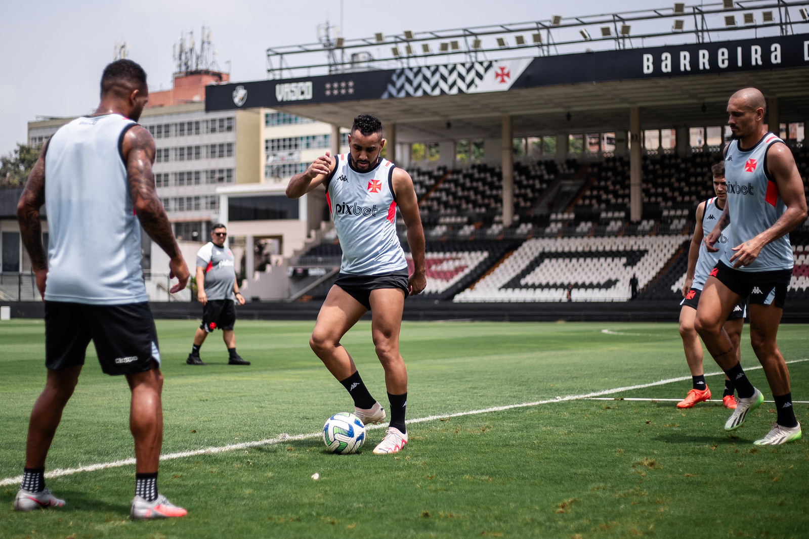 Tentando se afastar do Z4, Vasco recebe São Paulo em São Januário neste sábado