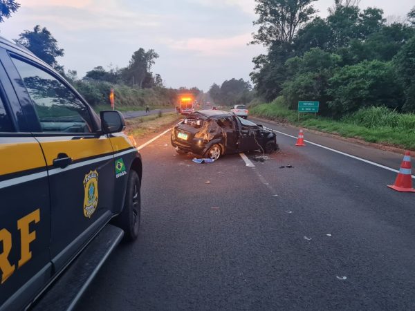 Capotamento mata passageiro e deixa motorista com ferimentos graves na BR-376