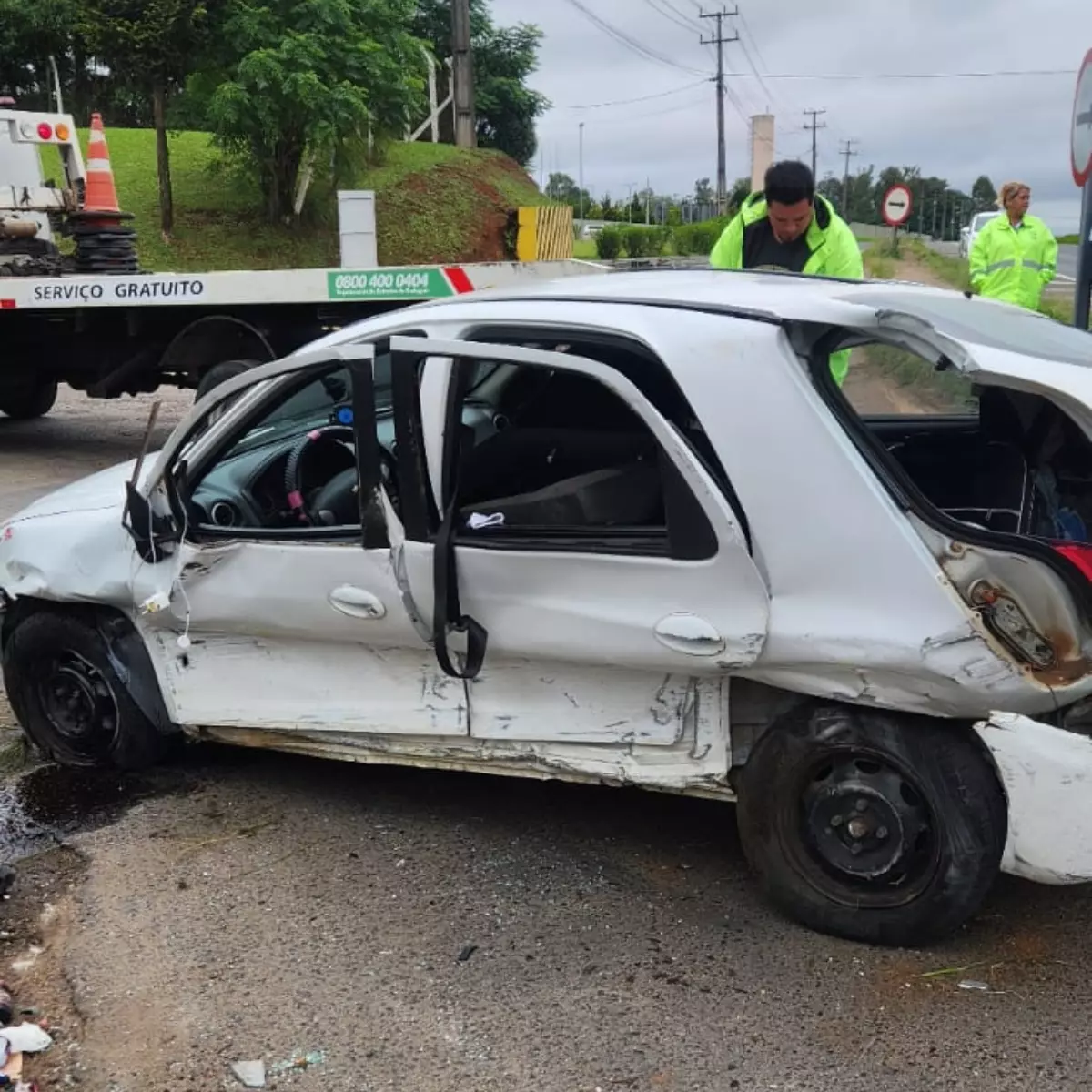 Motorista fica preso às ferragens de carro após grave acidente em Ponta Grossa