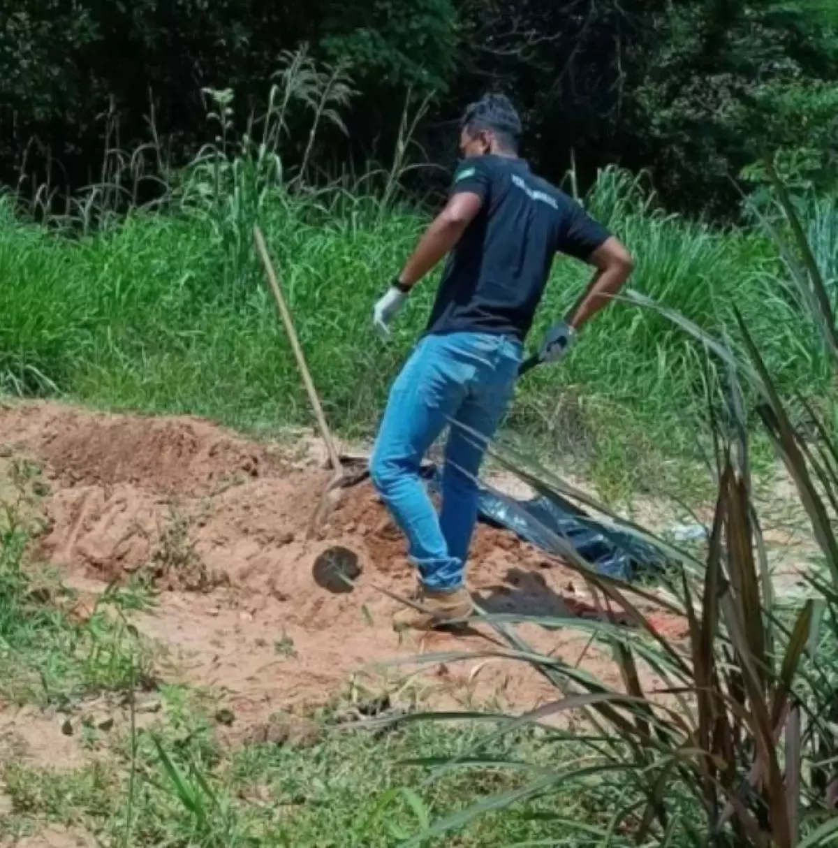 Homem é torturado, forçado a entrar em cova e violentamente assassinado