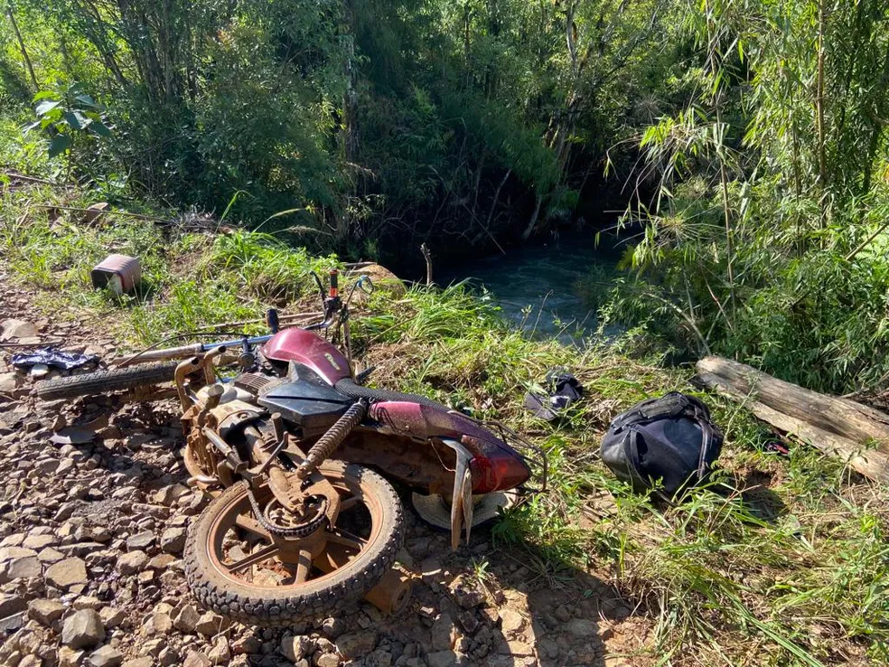 Casal sofre acidente de moto e mulher morre ao cair dentro rio