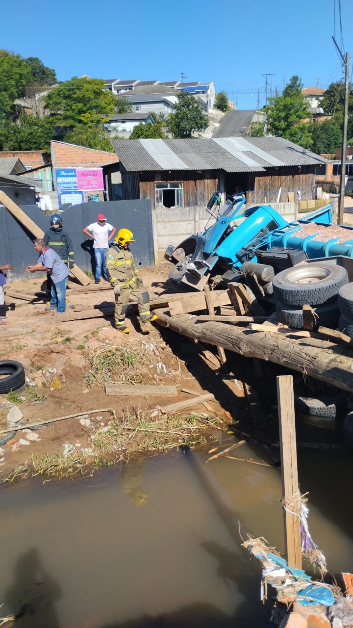 Urgente – Caminhão cai em arroio no Santo Antônio