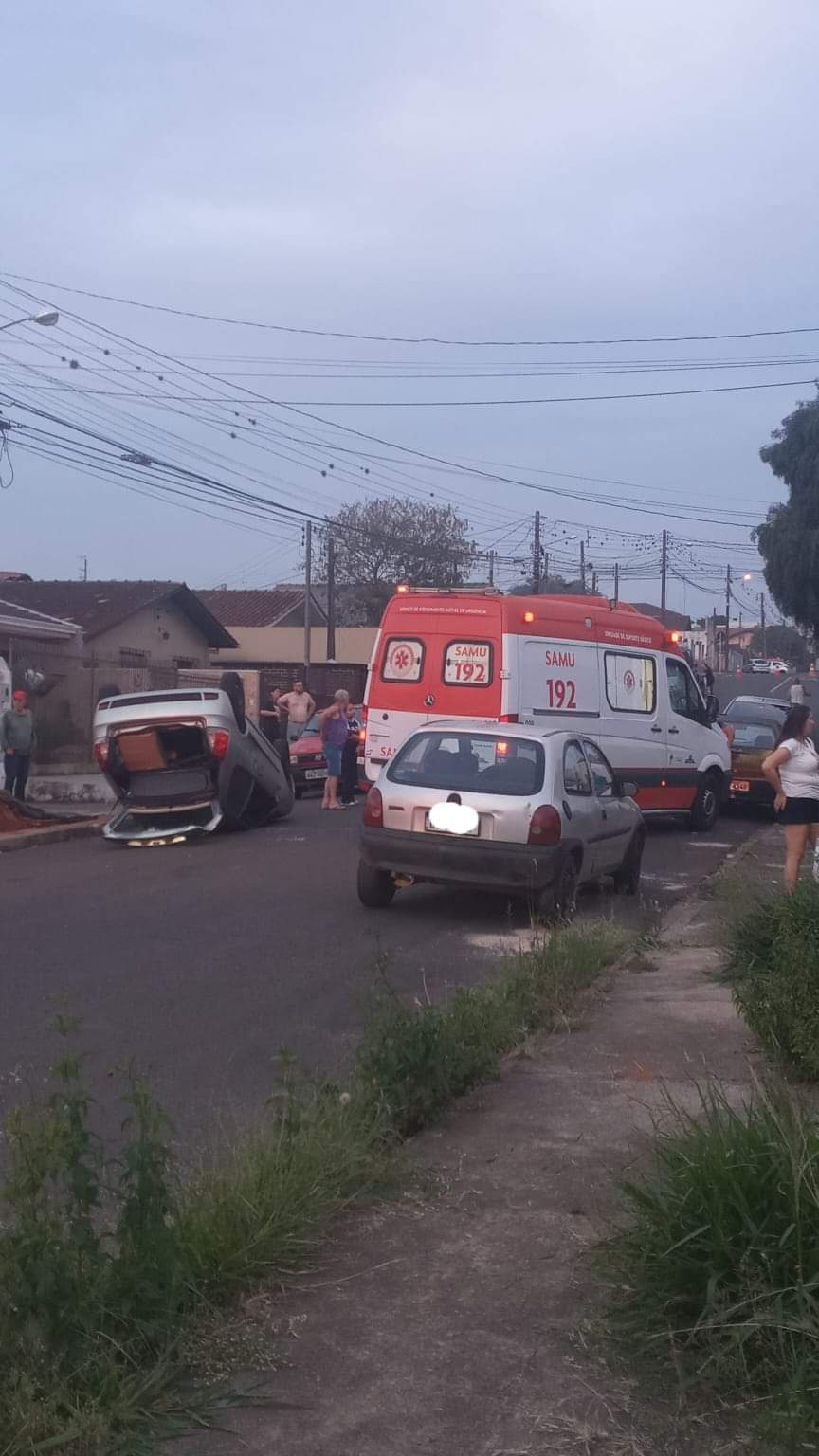 Mulher passa mal ao volante e capota carro em Ponta Grossa