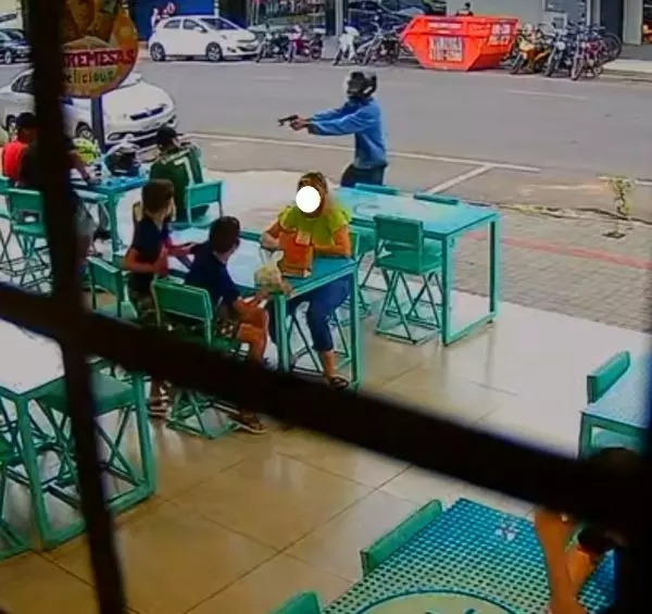 Vídeo: Câmera flagra jovem sendo morto com diversos tiros em pastelaria