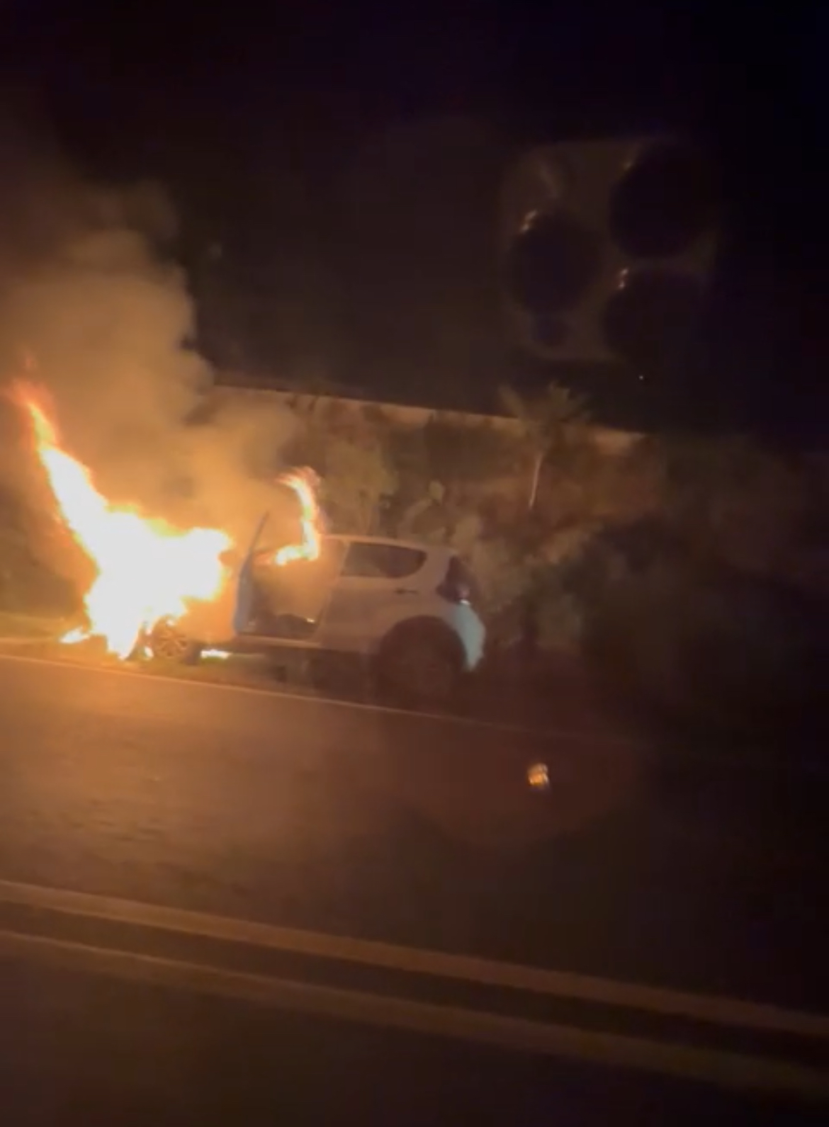 Carro pega fogo próximo ao aeroporto de Ponta Grossa