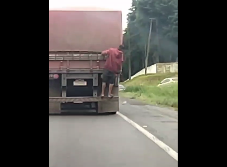Homem é flagrado pendurado em carroceria de caminhão na BR-376