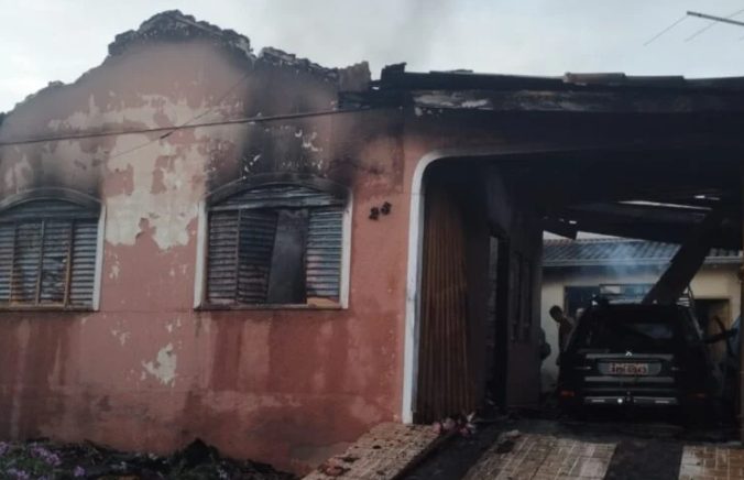 Pai tenta salvar a filha em incêndio e morre junto com ela em casa