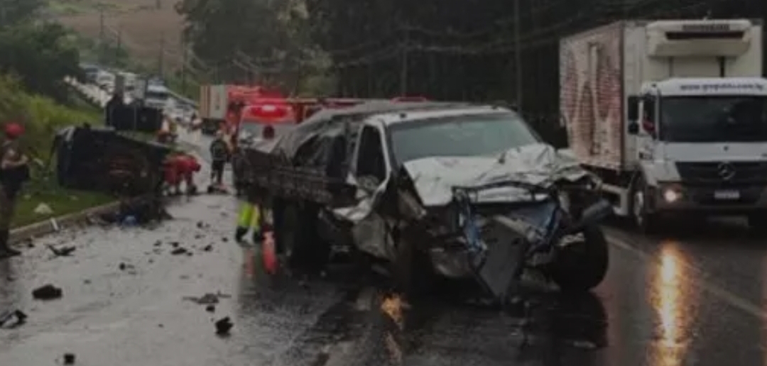 Motorista de 26 anos morre após ter carro atingido por caminhão