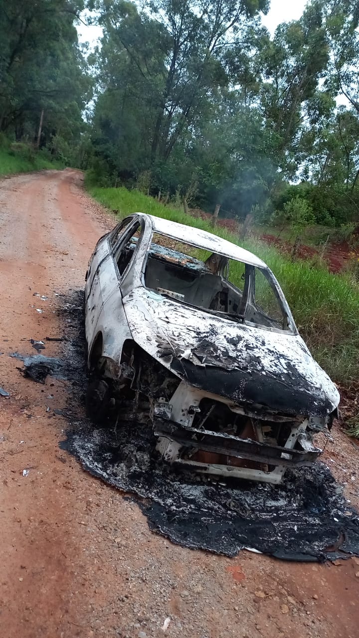 Vídeo: Carro é encontrado queimado em área rural de Ponta Grossa