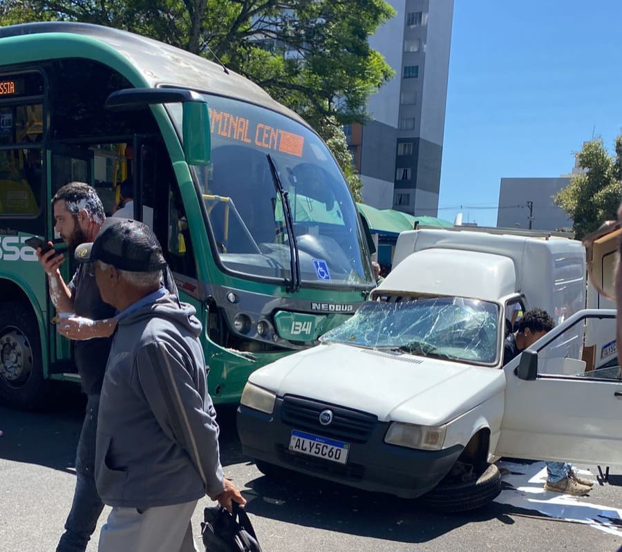 URGENTE: Acidente entre ônibus e carro deixa três pessoas feridas em Ponta Grossa