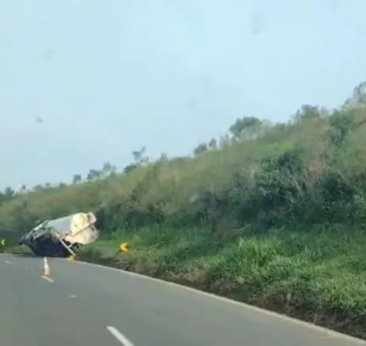 Caminhão tomba na BR-373 no sentido de Ponta Grossa a Ipiranga.