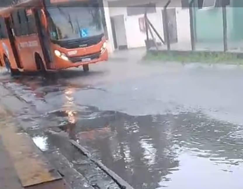 Vídeo: Chuva alaga terminal de ônibus em PG e passageiros reclamam: ‘verdadeiro descaso’