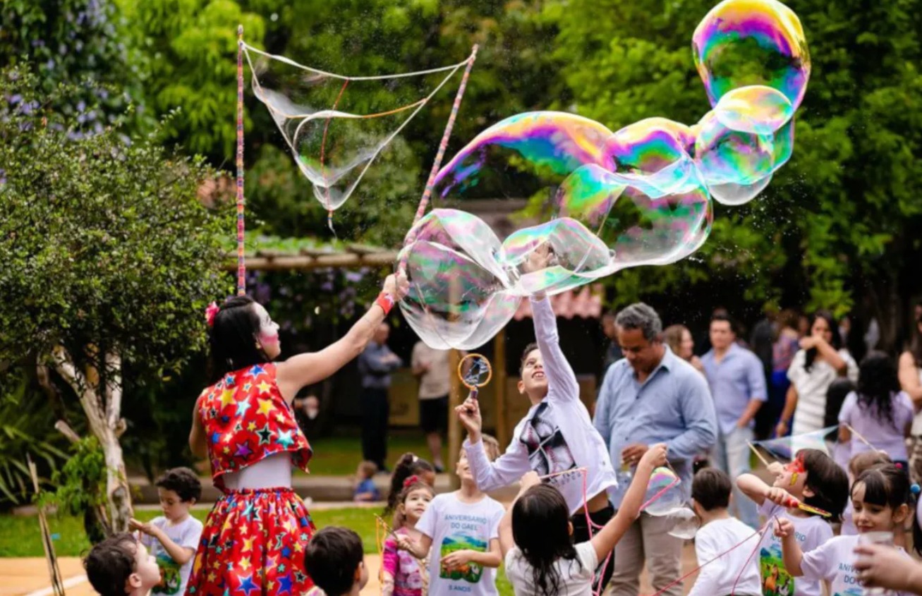 Evento lúdico traz ‘bolhas gigantes’ nas praças de PG