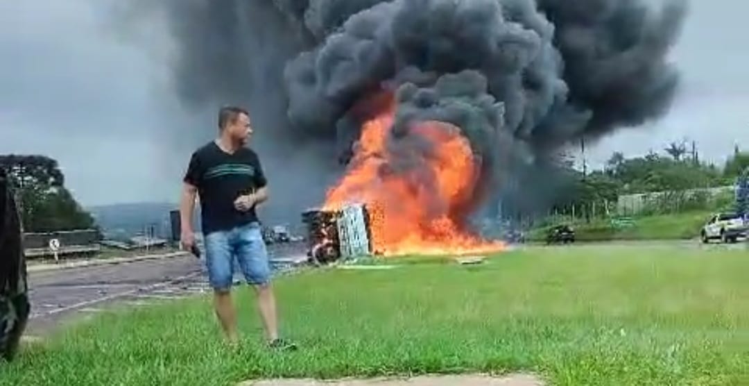 Vídeo: Caminhão carregado com gasolina é destruído pelo fogo na BR-277