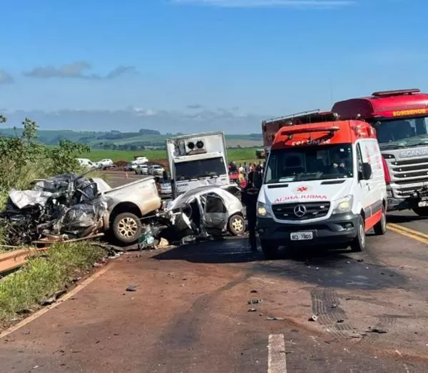 Acidente envolvendo quatro veículos mata três pessoas na PR-445