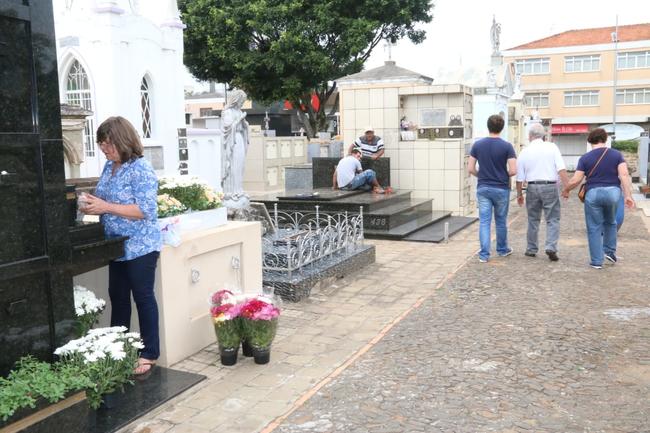 Cemitérios devem receber mais de 100 mil pessoas em Ponta Grossa