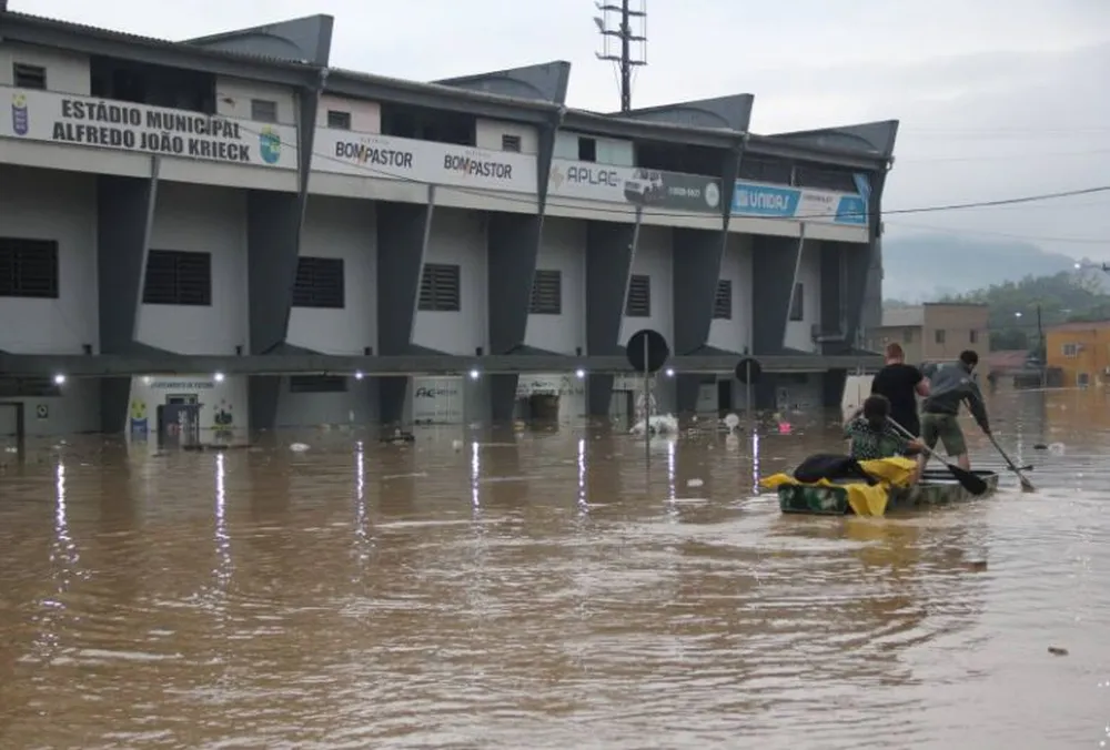 Estádio de futebol é atingido por cheia e gramado fica coberto pela água em Rio do Sul