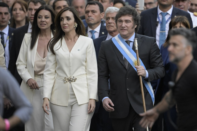 Milei reduz ministérios pela metade em seu 1º decreto como presidente da Argentina
