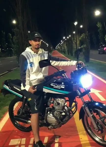 Vídeo: Jovem morre após bater moto em carreta estacionada