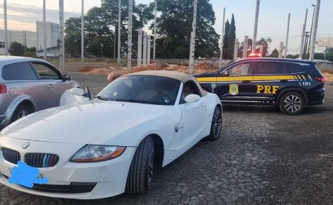 Carro de luxo roubado é recuperado pela PRF no bairro Chapada em PG