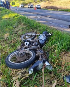 Motociclista morre ao colidir com caminhão em rodovia do PR
